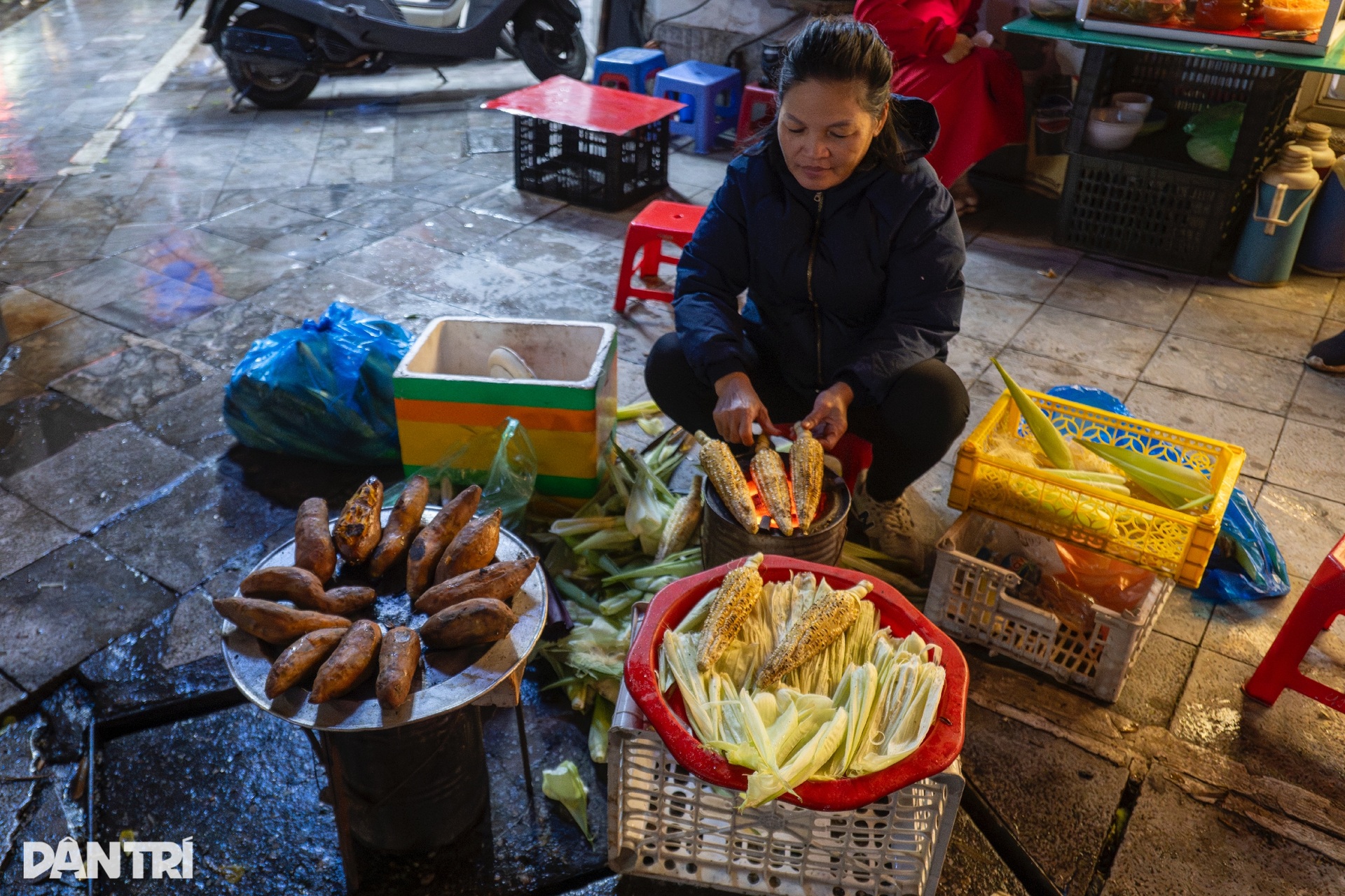 Hà Nội rét 13 độ C, khách du lịch nước ngoài đổ xô đi mua áo ấm - 8 Hà Nội rét 13 độ C, khách du lịch nước ngoài đổ xô đi mua áo ấm - 8