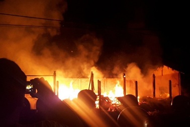 Thêm một kho gỗ bị “bà hỏa” thiêu rụi