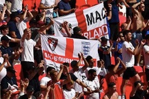 Một cổ động viên rơi khỏi khán đài trong trận Anh - Croatia