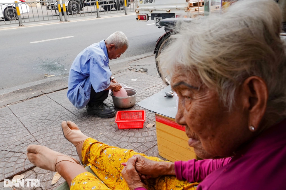 Những giọt nước mắt chảy xuôi trong ngày 20/10 - 4 Những giọt nước mắt chảy xuôi trong ngày 20/10 - 4