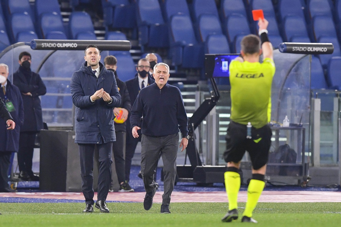 HLV Mourinho tức điên vì bị đuổi khỏi sân sau hành động lạ - 2 HLV Mourinho tức điên vì bị đuổi khỏi sân sau hành động lạ - 2
