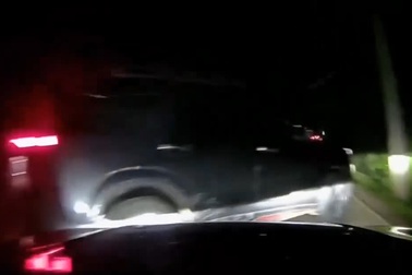 Tạt đầu xe khác để vượt, chiếc SUV lao thẳng xuống ruộng