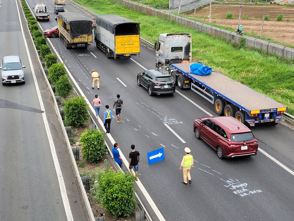Kẹt xe kéo dài trên cao tốc TPHCM - Trung Lương sau vụ tai nạn giao thông - 1 Kẹt xe kéo dài trên cao tốc TPHCM - Trung Lương sau vụ tai nạn giao thông - 1