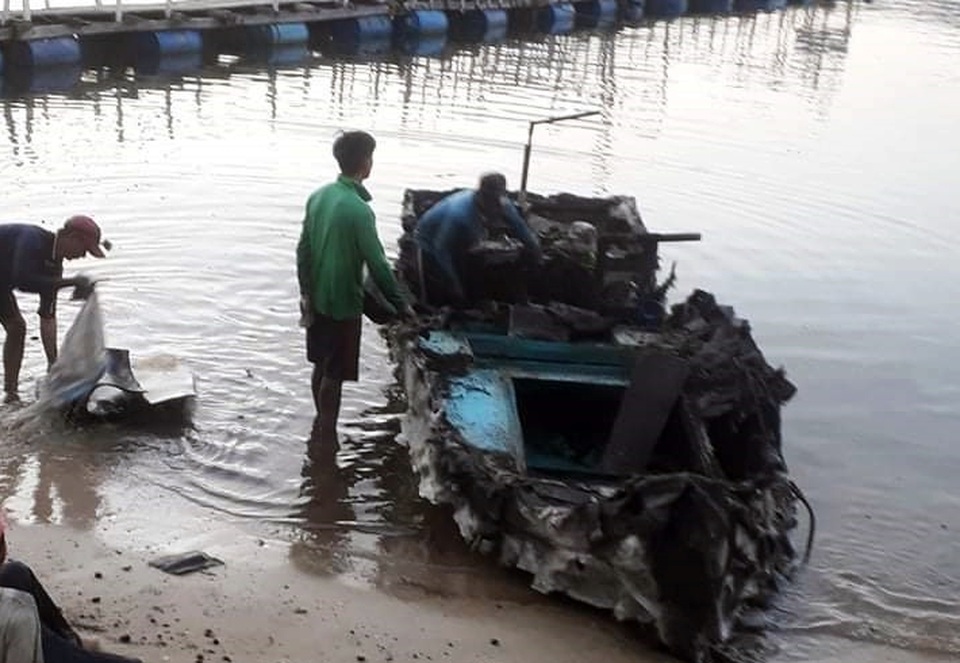 Cháy lớn thiêu rụi nhà hàng bè nổi và tàu cá ở Vũng Rô - 2 Cháy lớn thiêu rụi nhà hàng bè nổi và tàu cá ở Vũng Rô - 2