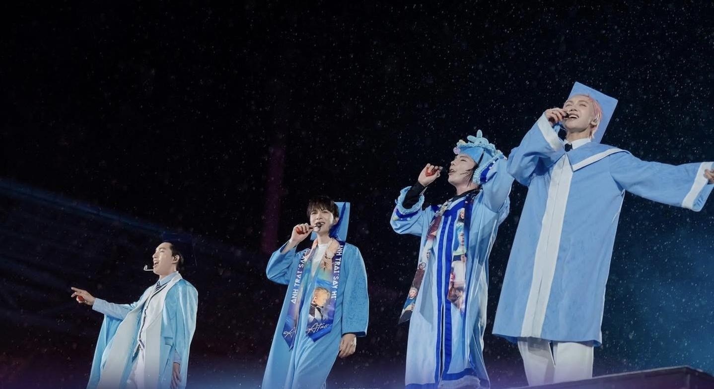 View - Hàng chục nghìn người đội mưa xem dàn "Anh trai say hi" hát và… khóc | Báo Dân trí