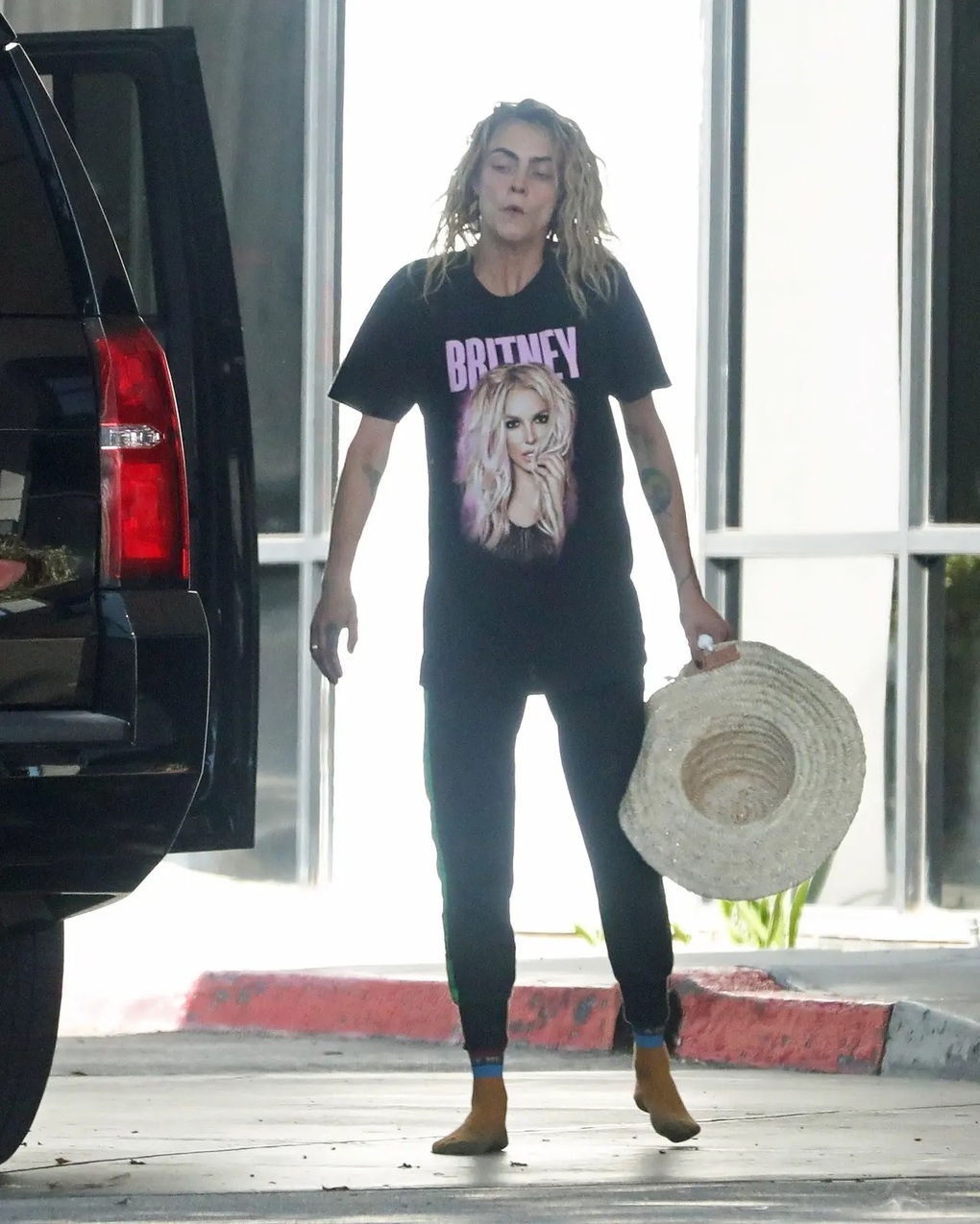 Siêu mẫu quốc tế Cara Delevingne gây lo lắng vì đi chân đất và hành xử lạ - 6 Siêu mẫu quốc tế Cara Delevingne gây lo lắng vì đi chân đất và hành xử lạ - 6