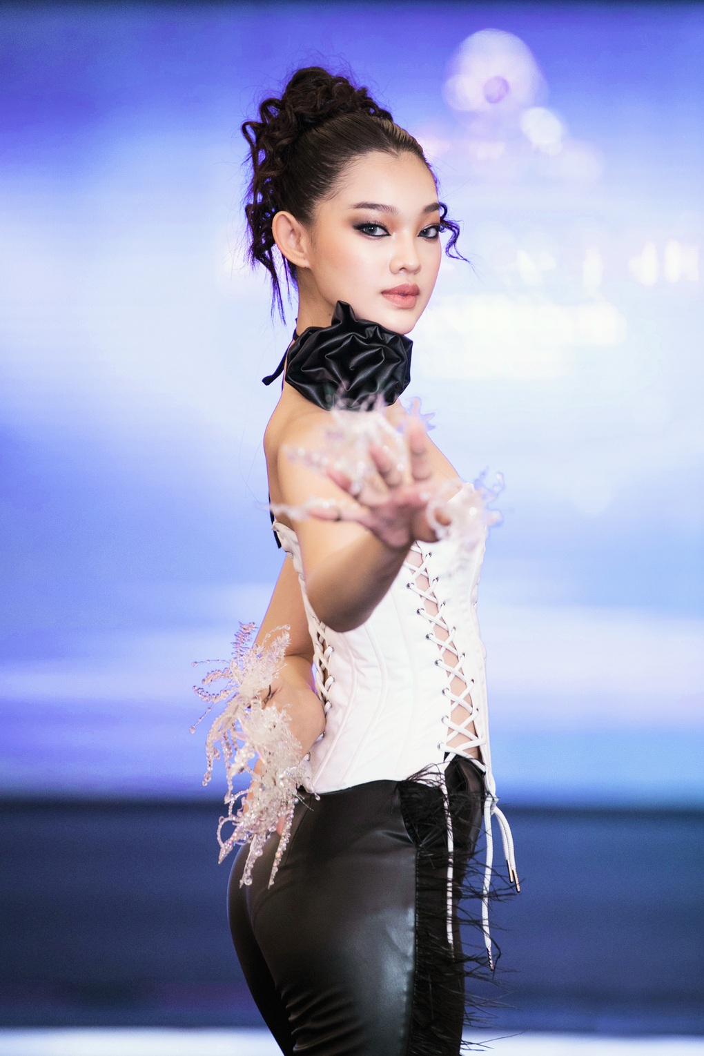 Người đẹp Bé Quyên hóa búp bê trên sàn catwalk - 2 Người đẹp Bé Quyên hóa búp bê trên sàn catwalk - 2