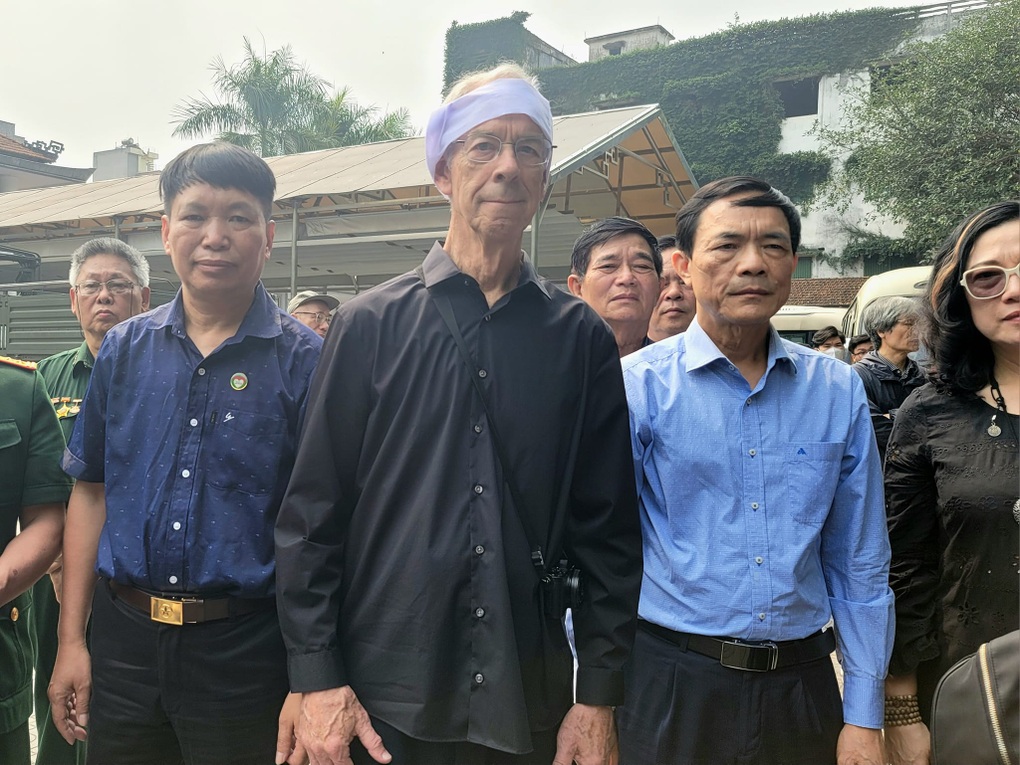 Đằng sau hình ảnh cựu binh Mỹ đội khăn tang viếng mẹ liệt sĩ Đặng Thùy Trâm - 1 Đằng sau hình ảnh cựu binh Mỹ đội khăn tang viếng mẹ liệt sĩ Đặng Thùy Trâm - 1