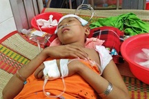 Nhà nghèo, cha bệnh, bé gái bị ung thư vật vờ chờ chết