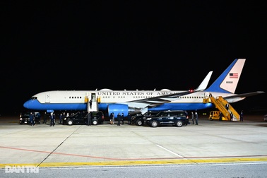 Ảnh: Không lực 2 đưa Phó Tổng thống Mỹ tới Hà Nội thăm chính thức Việt Nam