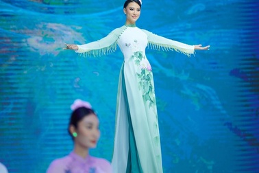 Á hậu Kim Duyên khoe vẻ nữ tính trong tà áo dài