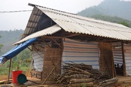 Xót xa lớp học mầm non trong nhà bếp dột nát