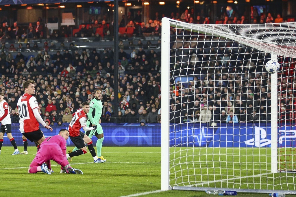 ডিফেন্ডার দুটি আত্মঘাতী গোল করেছেন, ফেয়েনুর্ড অ্যাটলেটিকো মাদ্রিদের কাছে শোচনীয়ভাবে হেরেছেন - ৩ Hậu vệ lập cú đúp phản lưới nhà, Feyenoord thua cay đắng Atletico Madrid - 3