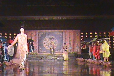 Xem màn trình diễn trong mưa Huế ấn tượng của áo dài Minh Hạnh