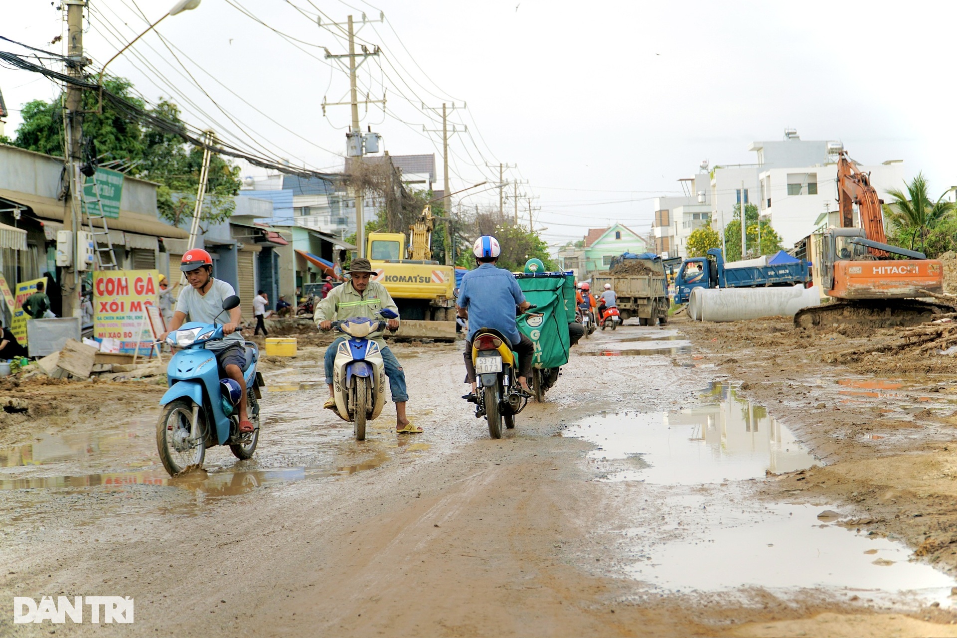 Nhiều tuyến đường dẫn vào Đại học Quốc gia TPHCM tất bật thay áo mới - 2 Nhiều tuyến đường dẫn vào Đại học Quốc gia TPHCM tất bật thay áo mới - 2