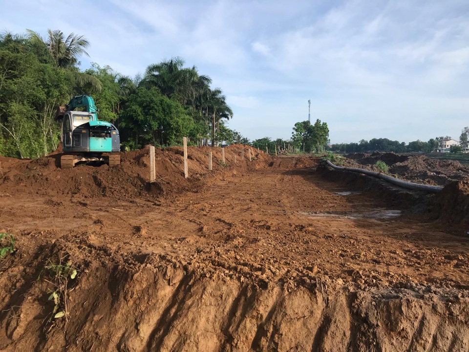 Giám đốc Sở Nông nghiệp chỉ đạo xử lý vụ thuê máy múc đào phá đê - 1 Giám đốc Sở Nông nghiệp chỉ đạo xử lý vụ thuê máy múc đào phá đê - 1
