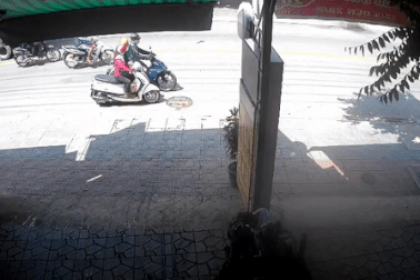 Bị cướp giật túi xách, nữ tiểu thương bật khóc giữa đường