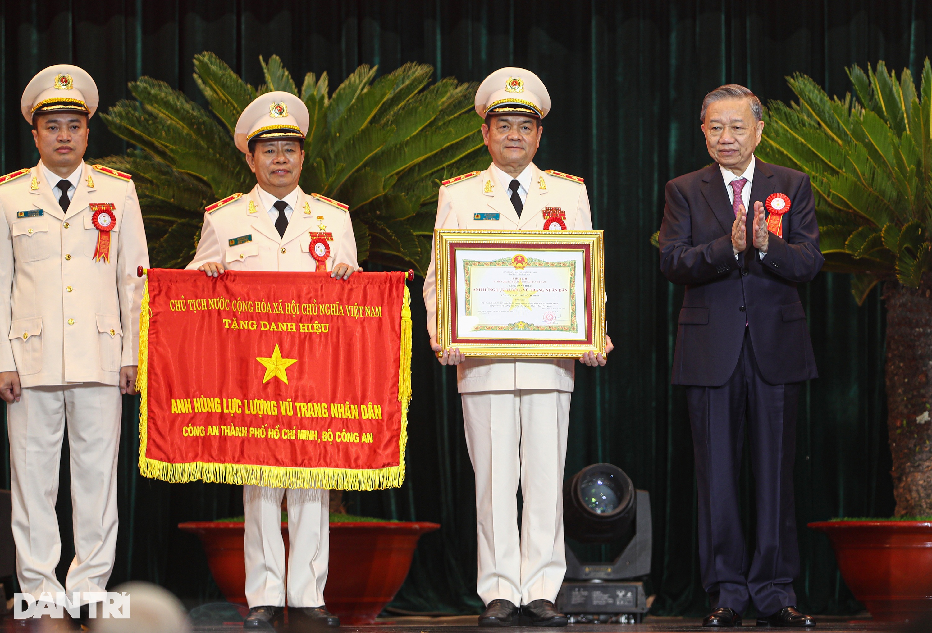 View - Công an TPHCM nhận danh hiệu Anh hùng lực lượng vũ trang Nhân dân | Báo Dân trí