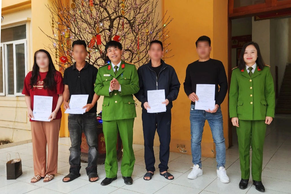 Người cha nói điều đặc biệt khi bước ra cổng trại giam ngày cận Tết - 1 Người cha nói điều đặc biệt khi bước ra cổng trại giam ngày cận Tết - 1