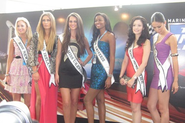 Thêm hình ảnh đẹp về tân HHHV ở Singapore