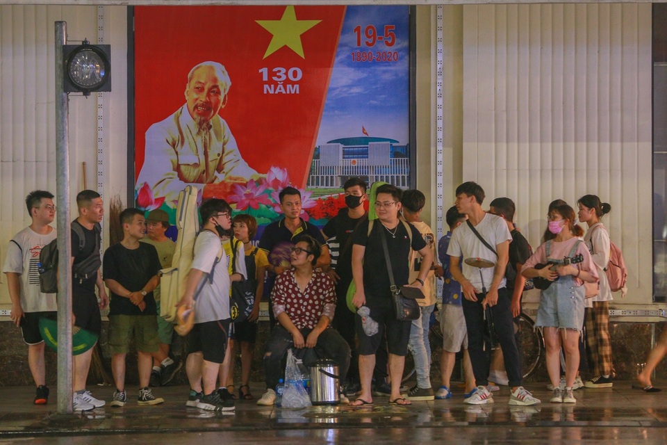 Cơn mưa bất chợt trong ngày đầu phố đi bộ hồ Gươm hoạt động trở lại - 8 Cơn mưa bất chợt trong ngày đầu phố đi bộ hồ Gươm hoạt động trở lại - 8