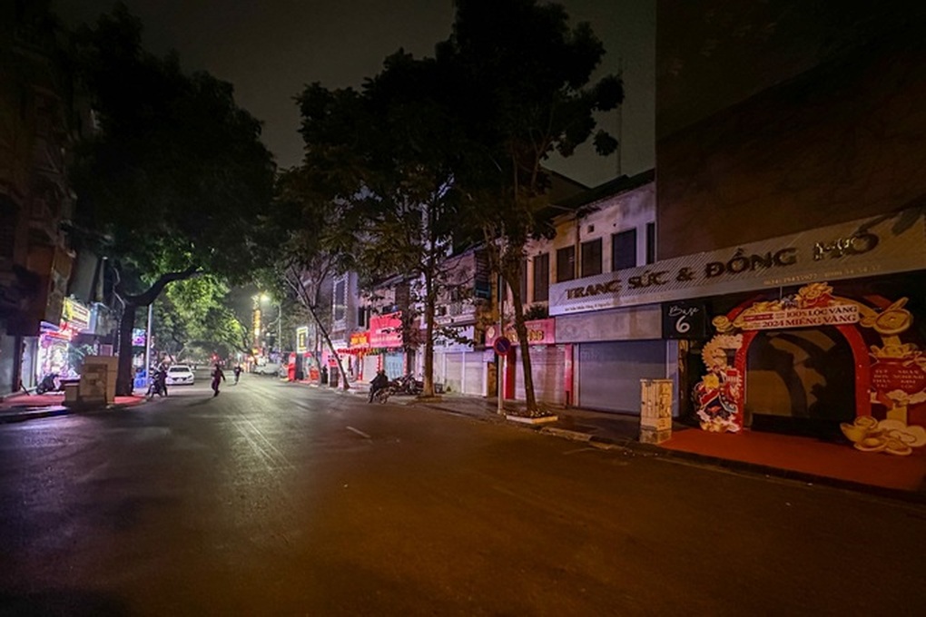 Tiệm vàng tại TPHCM dịp vía Thần Tài: Nhân viên đến sớm phải... chờ cửa - 2 Tiệm vàng tại TPHCM dịp vía Thần Tài: Nhân viên đến sớm phải... chờ cửa - 2