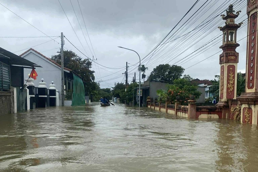 Nước lũ dâng cao, người dân dùng thuyền di chuyển quan tài người quá cố - 2 Nước lũ dâng cao, người dân dùng thuyền di chuyển quan tài người quá cố - 2