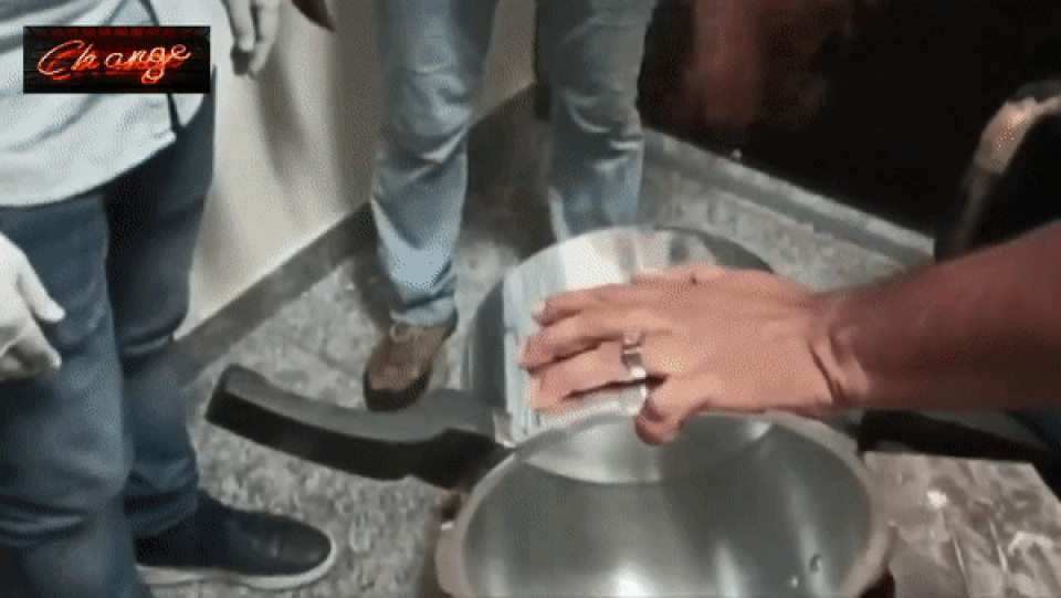 Hành khách giấu 700 gram vàng trong đáy nồi áp suất - 1 Hành khách giấu 700 gram vàng trong đáy nồi áp suất - 1