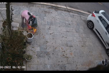 Xúc động clip cụ bà 70 tuổi nhặt vỏ lon bia để lại tiền trước cổng chủ nhà