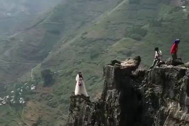 Cô dâu mạo hiểm  chụp ảnh cưới trên vách đá cheo leo khiến nhiều người thót tim