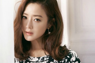 Kim Hee-sun: “Tôi không níu kéo tuổi thanh xuân”