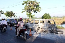 Ford Everest bốc cháy trơ khung, 2 người trong xe bỏng nặng