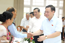 Chủ tịch Quốc hội Vương Đình Huệ tặng quà người có công cách mạng