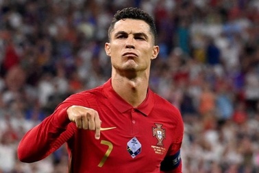 C.Ronaldo gây bão lớn, công khai ủng hộ bài công kích Messi