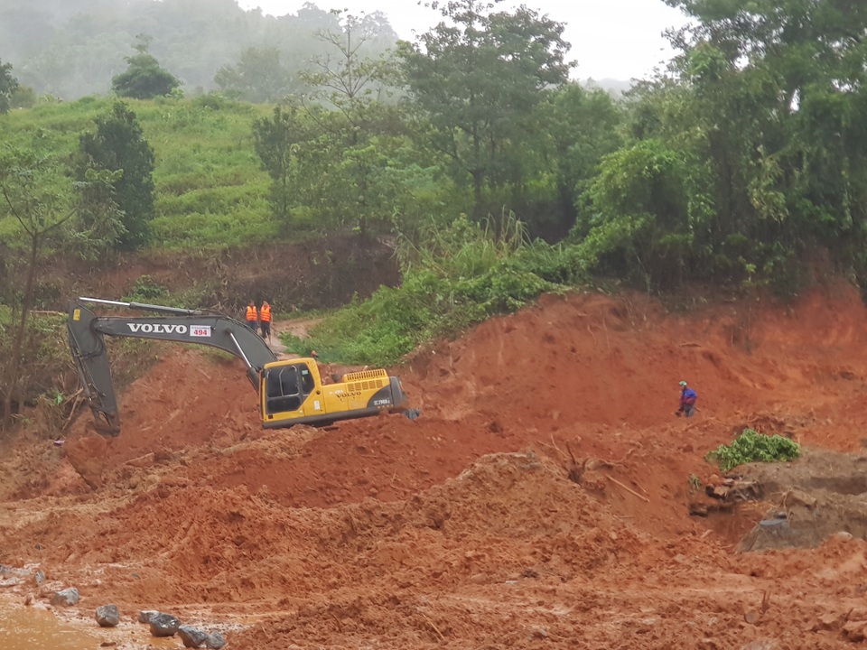 Trực thăng quân đội đưa 2 cán bộ bị thương từ vùng sạt lở đi cấp cứu - 2 Trực thăng quân đội đưa 2 cán bộ bị thương từ vùng sạt lở đi cấp cứu - 2