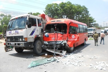 Hàng chục hành khách thót tim vì xe tải 15 tấn đột ngột quay đầu