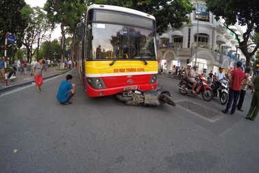 Xe bus chạy ẩu - nỗi sợ hãi thường trực của người tham gia giao thông