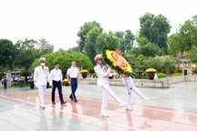 Tùy viên Quốc phòng Mỹ viếng Đài tưởng niệm các Anh hùng Liệt sỹ