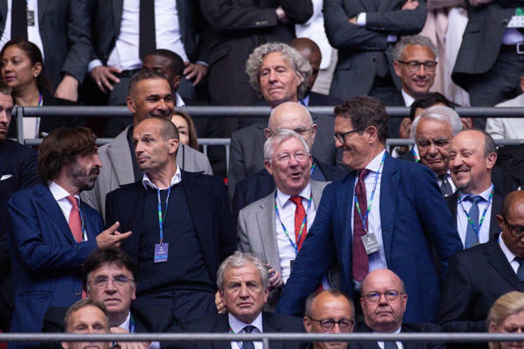 Sir Alex Ferguson và Mourinho tay bắt mặt mừng, cười nói rôm rả ở Euro 2024 - 6 Sir Alex Ferguson và Mourinho tay bắt mặt mừng, cười nói rôm rả ở Euro 2024 - 6