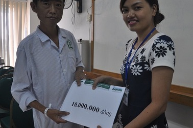 Quỹ Nhân ái hỗ trợ 10 triệu đồng đến bé 9 tuổi một mình chăm bố ở bệnh viện