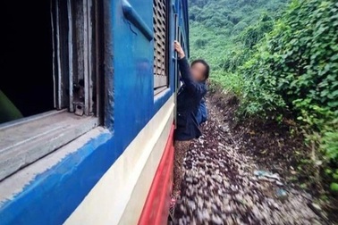 Bộ Công an: Không để người dân đu bám tàu hàng để tránh chốt kiểm dịch