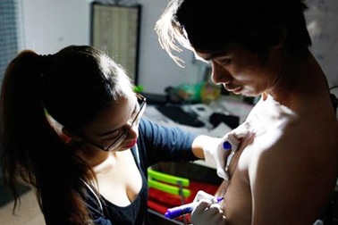 Trắng đêm cùng nữ thợ xăm nghệ thuật Hà thành