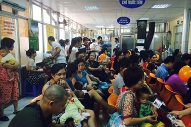 Hết cảnh nơm nớp lo "rình" tiêm vắc xin cho con?