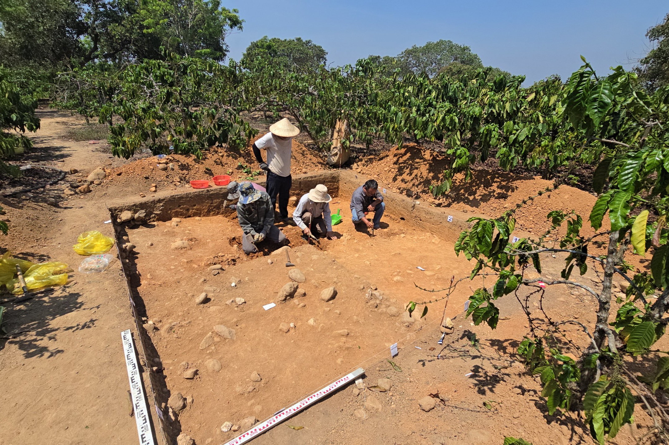Tìm thấy nhiều hiện vật mang dấu tích người tiền sử tại thung lũng cổ - 1