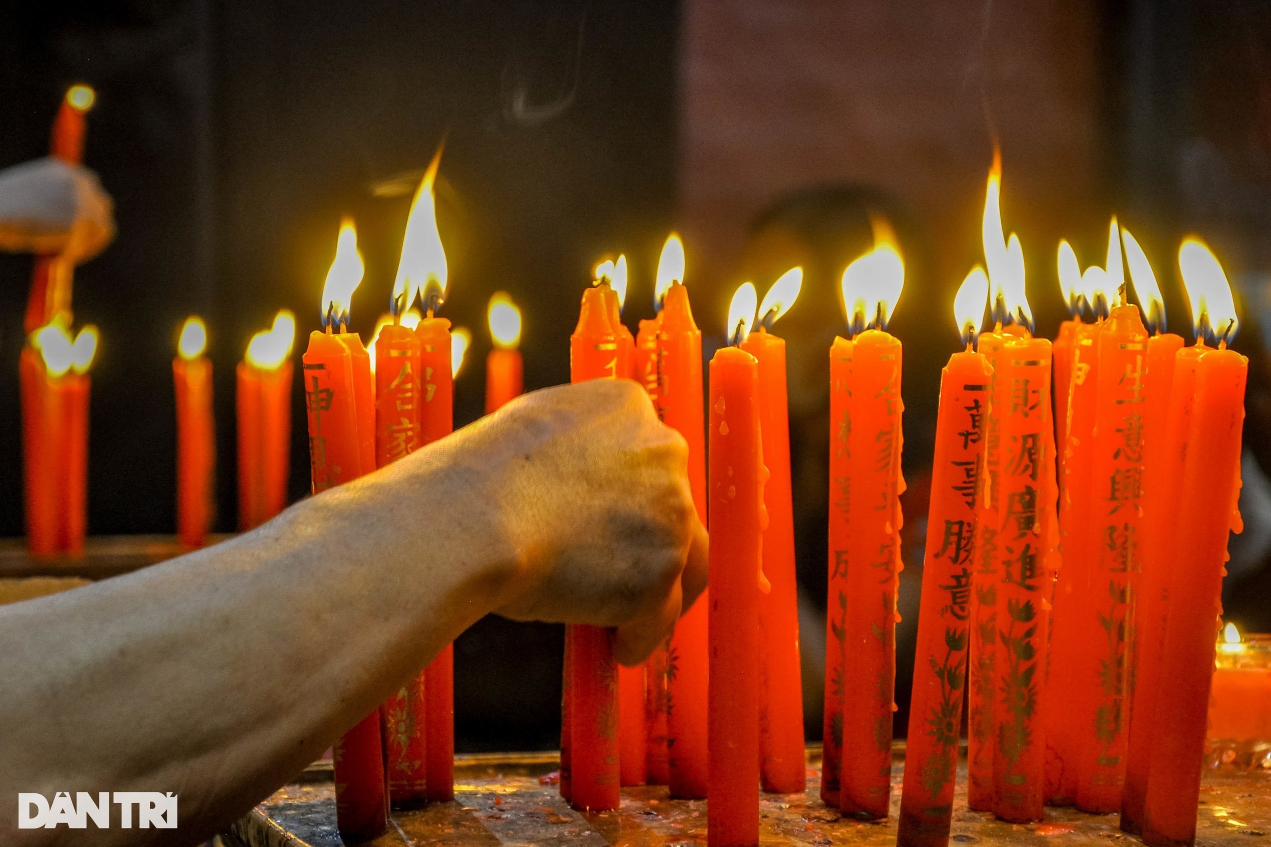 Người dân Sài Gòn tấp nập đến chùa xin con trong ngày đầu năm - 12 Người dân Sài Gòn tấp nập đến chùa xin con trong ngày đầu năm - 12