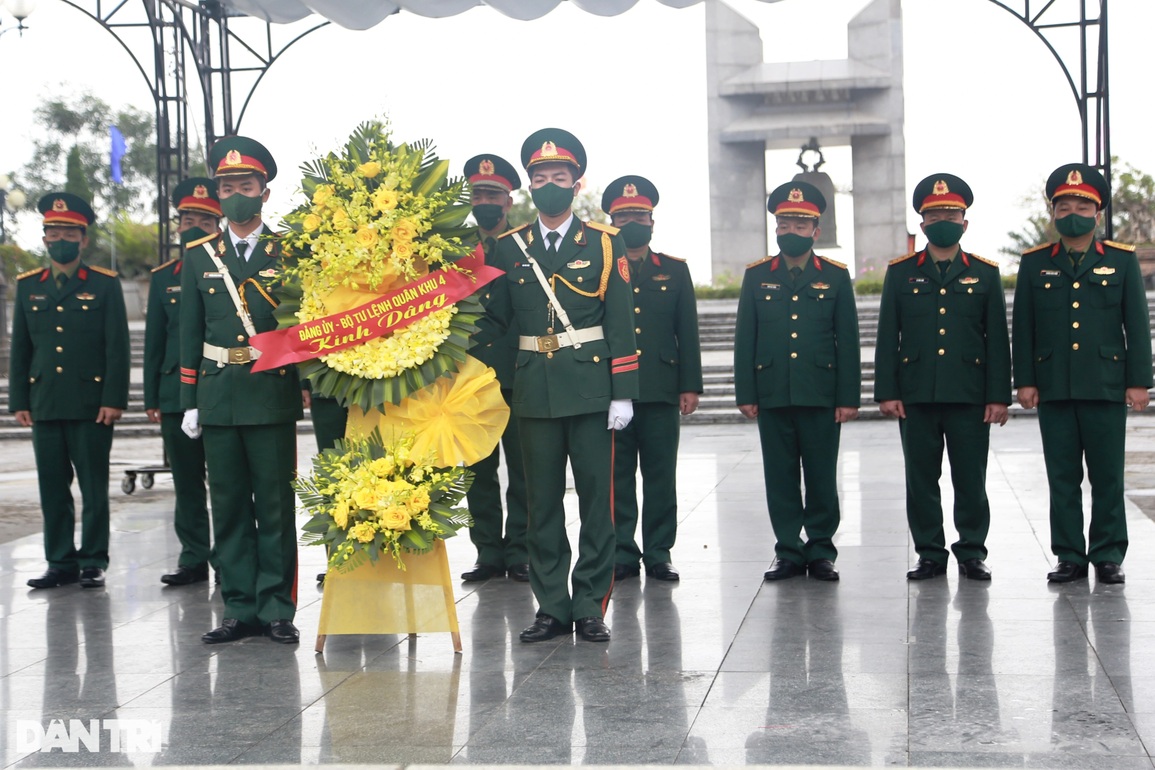 Chăm sóc chu đáo phần mộ liệt sĩ để thân nhân thấy ấm lòng hơn - 1 Chăm sóc chu đáo phần mộ liệt sĩ để thân nhân thấy ấm lòng hơn - 1