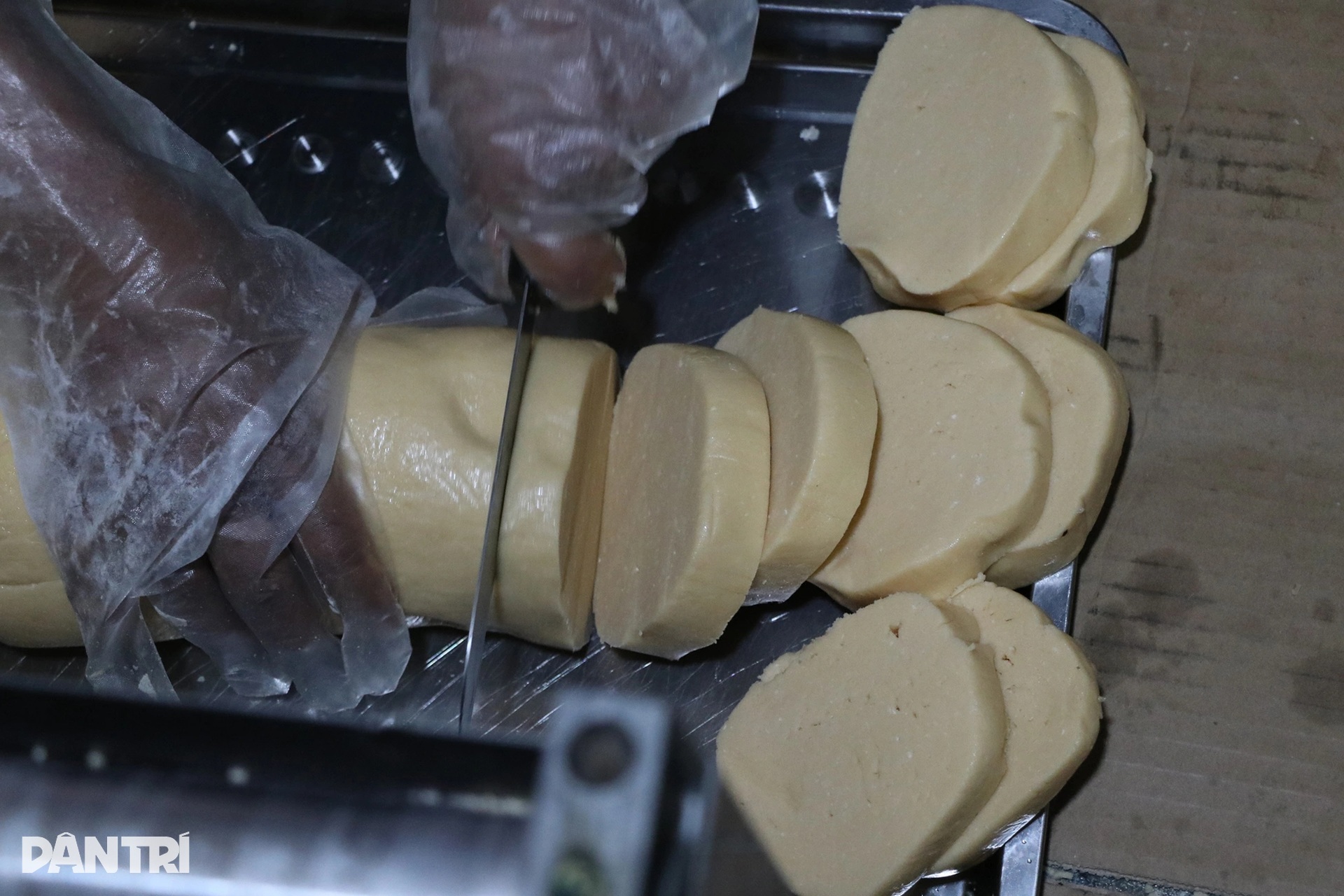 Ngày ngủ một tiếng, chợp mắt bên bếp lửa vì món quà Tết bé xíu như bi - 4 Ngày ngủ một tiếng, chợp mắt bên bếp lửa vì món quà Tết bé xíu như bi - 4