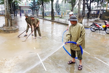 Dân quân, công an đội mưa cùng giáo viên giúp trường dọn lụt