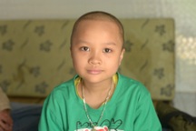 Mẹ ứa nước mắt khi con trai bị ung thư mong rời bệnh viện để đến trường