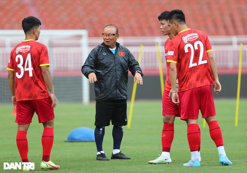 HLV Park Hang Seo dự khán trận Thái Lan - Malaysia tại Kings Cup - 2 HLV Park Hang Seo dự khán trận Thái Lan - Malaysia tại Kings Cup - 2